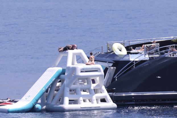 Obiteljski odmor slavnog podcastera na Braču: Joe Rogan uživa na superjahti, kupa se i skače u more