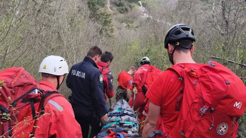 DRAMA U DRNIŠU Stranci se spuštali ziplineom pa se zabili  u stijenu. Pomagao im HGSS