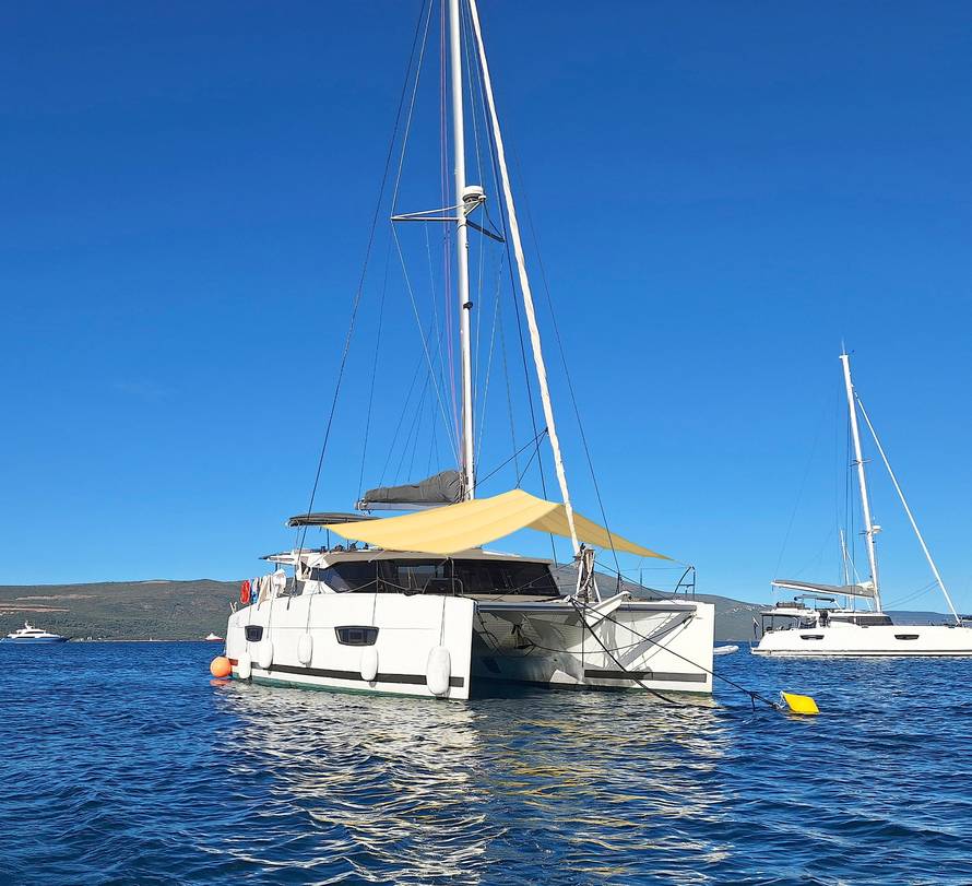 Zašto gosti ne koriste pramac katamarana tijekom dana (i kako to riješiti)