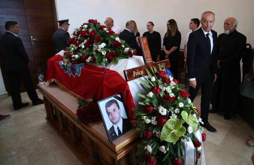 Imotska krajina oprostila se od svoga komodora Ivice Tolića