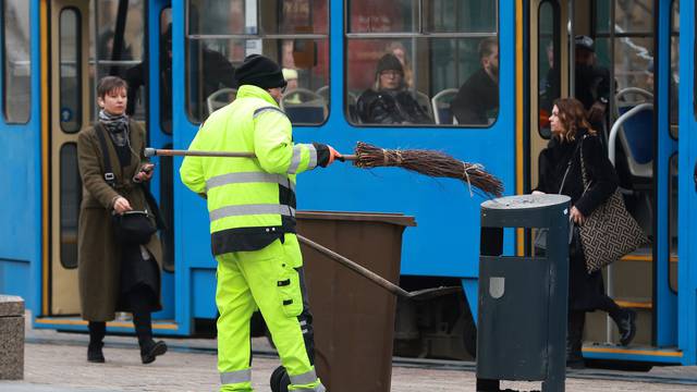 Radnici Čistoće čiste glavni gradski trg