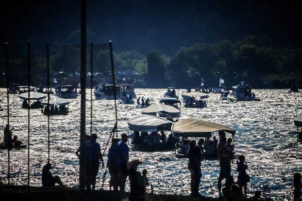 Maratonci u lađama kroz Opuzen