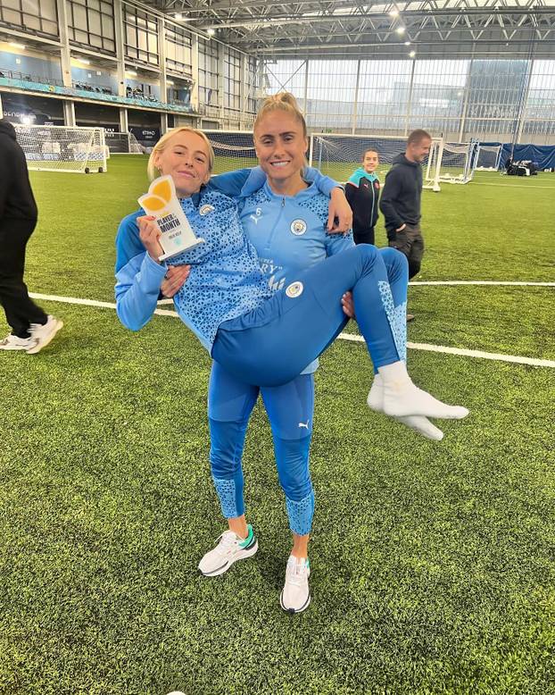 FOTO Prvakinja Europe skinula dres i ušla u povijest. Na prvi je spoj išla u salon namještaja