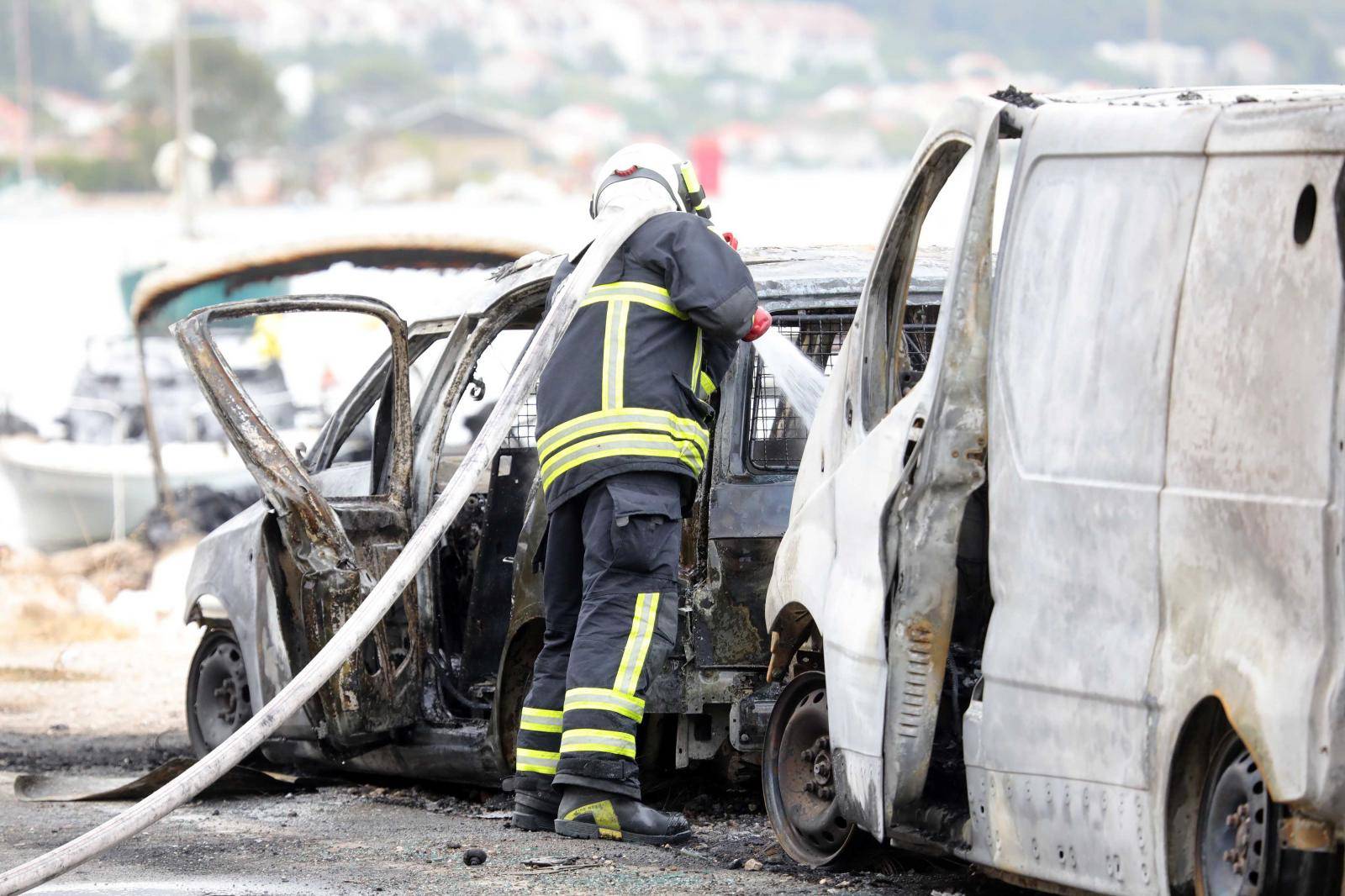 U Dubrovniku su jučer gorjele brodice, kombi, auta. Policija: Požar je izbio u gepeku kombija