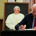 Biden se upisao u knjigu žalosti za bivšeg papu Benedikta XVI.