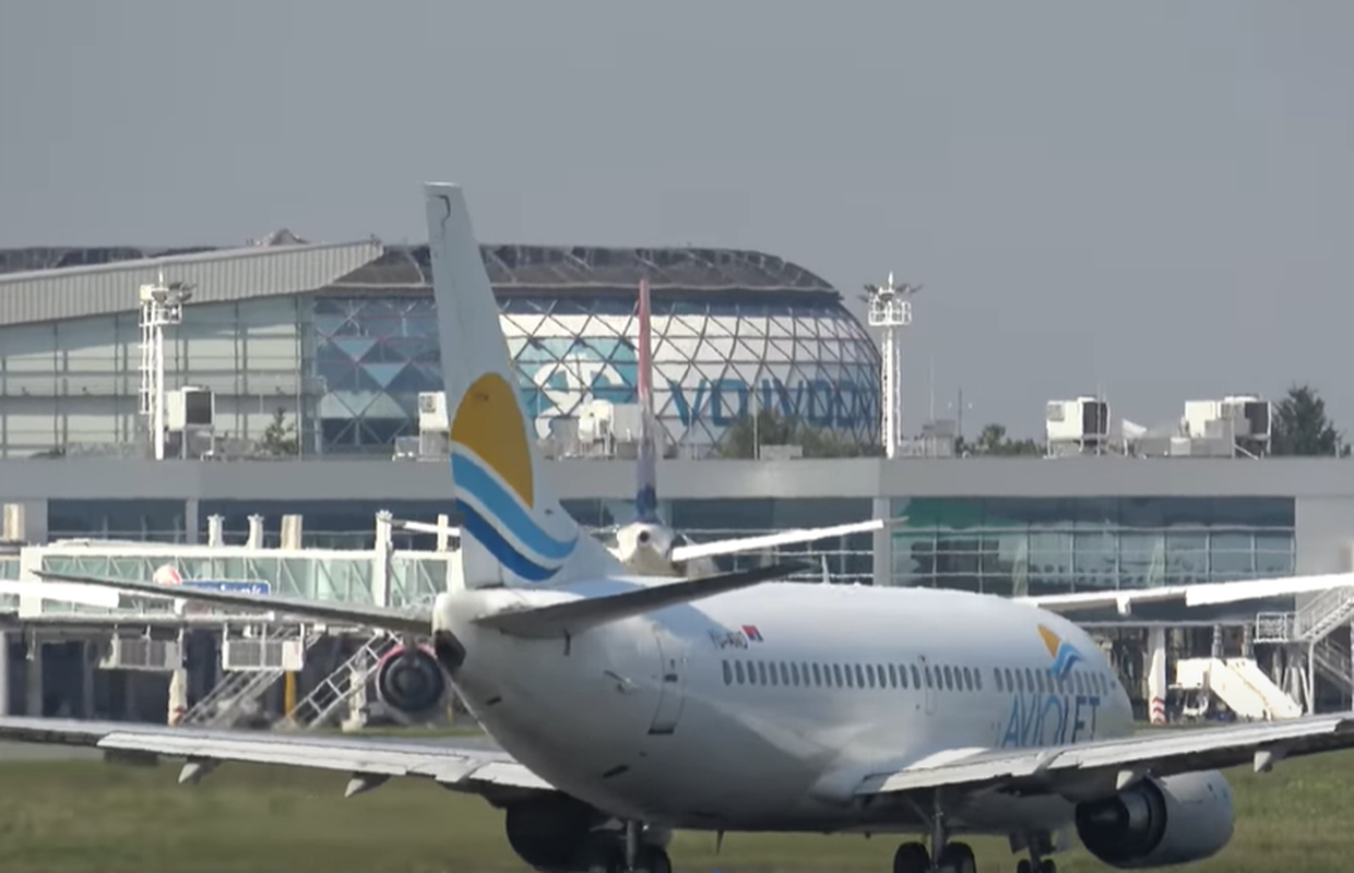 Zrakoplov  sa 80 turista  hitno je sletio u Beograd zbog velikog kvara: Počelo mu i gorivo curiti
