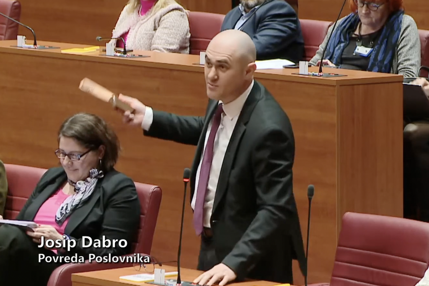 Puljak Dabri dala knjigu 'Zgobom oružje'