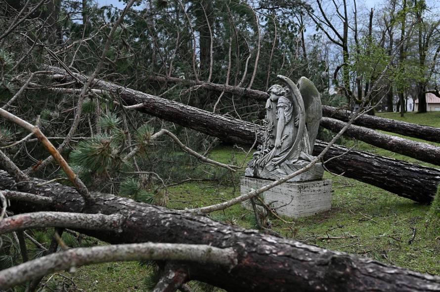 Zagreb: U nevremenu teško oštećeno gradsko groblje Mirogoj