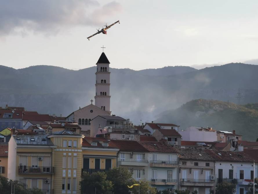 VIDEO Opet gori kod Crikvenice. Jedan kanader morao se vratiti jer je uletio u jato golubova?
