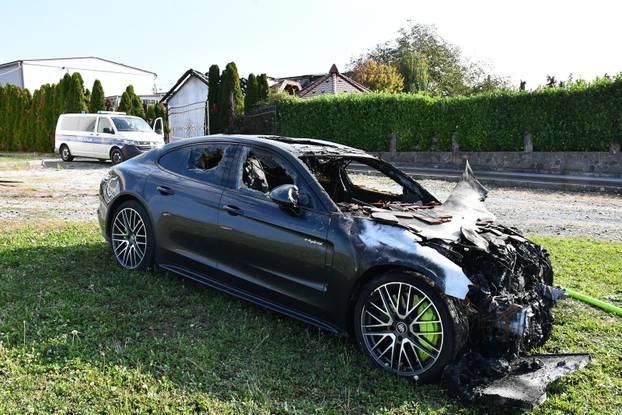 FOTO Izgorjeli skupocjeni auti kraj Požege: Viličarima ih iznosili da spriječe katastrofu