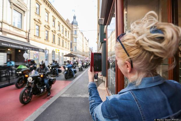 Zagreb: Mimohod u znak potpore oboljelima od raka dojke