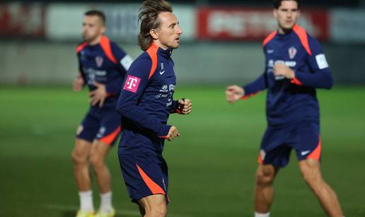 FOTO Nasmiješeni Modrić stao uz Livakovića na treningu. Dalić sa stožerom sve pozorno pratio