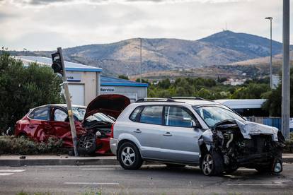 Troje ozlijeđenih u sudaru dva automobila u Kaštel Štafiliću