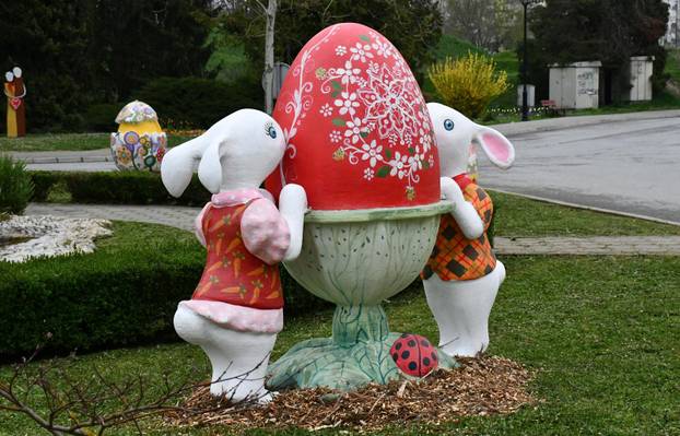 Slavonski Brod: Počelo ukrašavanje središta grada uskrsnim dekoracijama