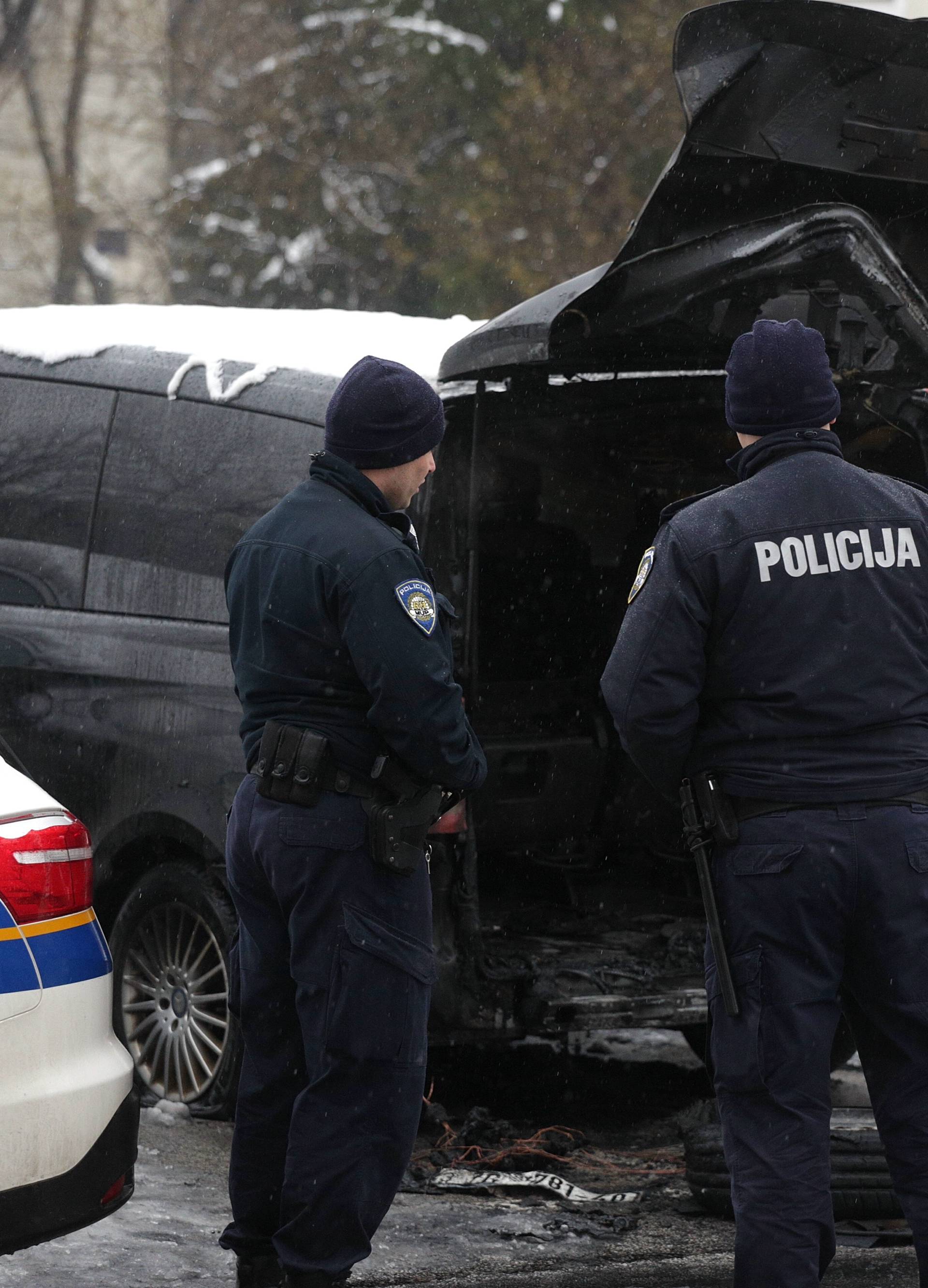 U Zagrebu noćas planuo kombi, vatra se proširila i na Peugeot