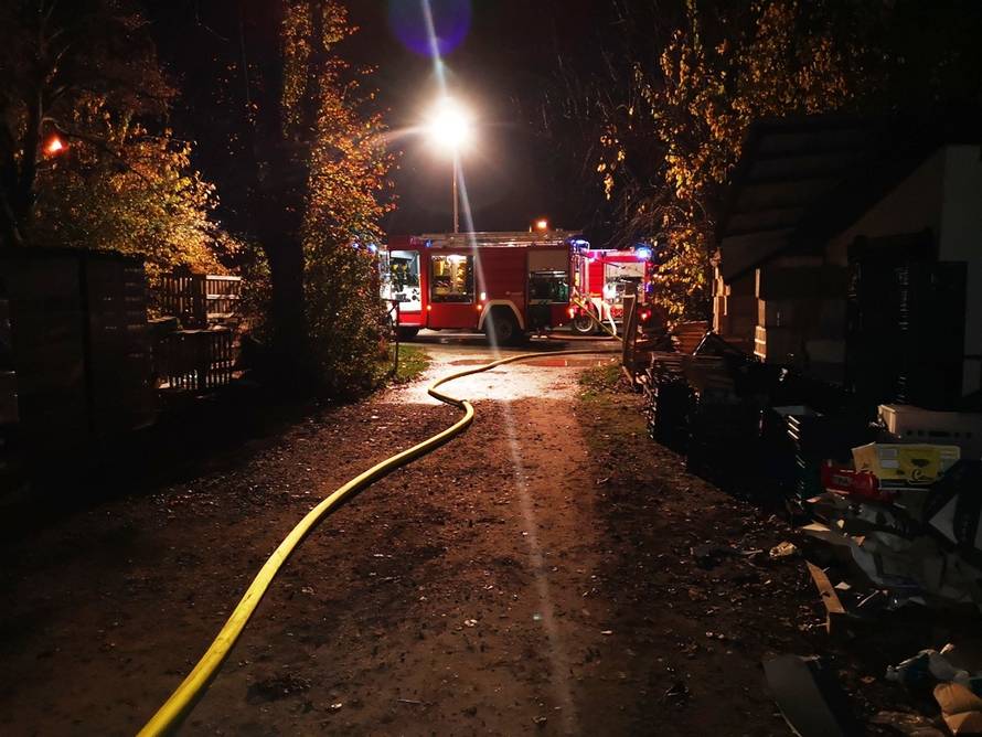 Skladište je gorjelo cijelu noć: Vatra istopila metalno krovište