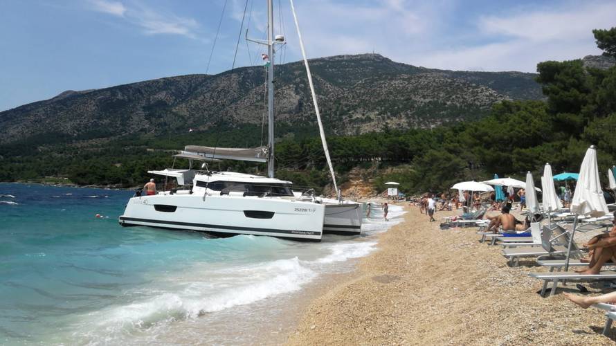VIDEO Katamaranom se nasukali na plažu na Braču