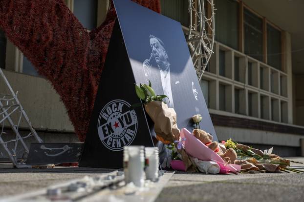 Sarajevo: Dan nakon okupljanja u čast Halida Bešlića građani još uvijek donose cvijeće