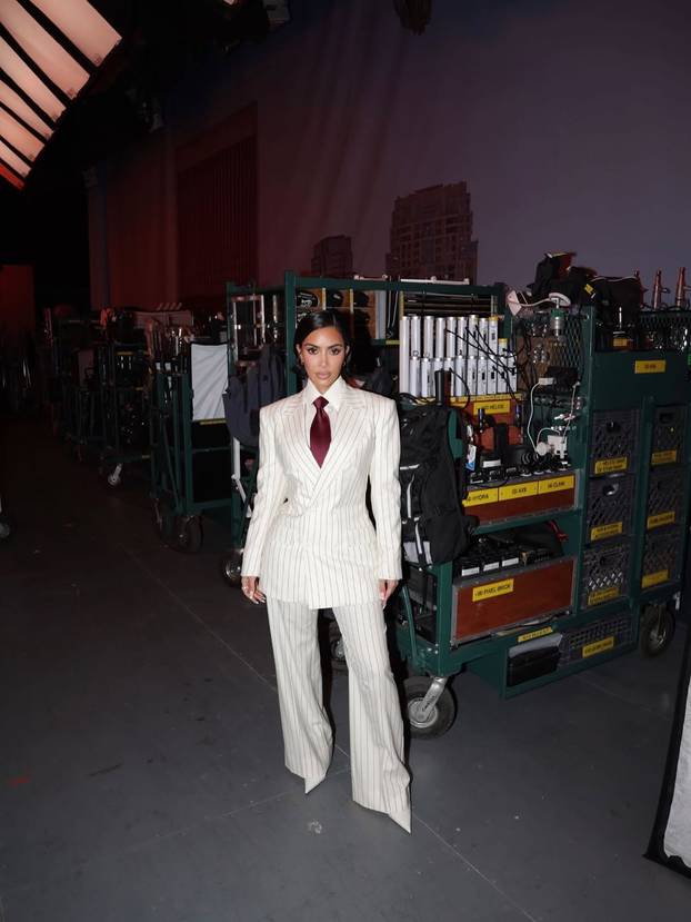 FOTO Kakva kombinacija, Kim! Poslovno sprijeda, a od iza - tanga koja viri. Pogledajte je!