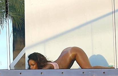 'Bad girl': Rihanna se spustila na sve četiri i digla guzu u vis