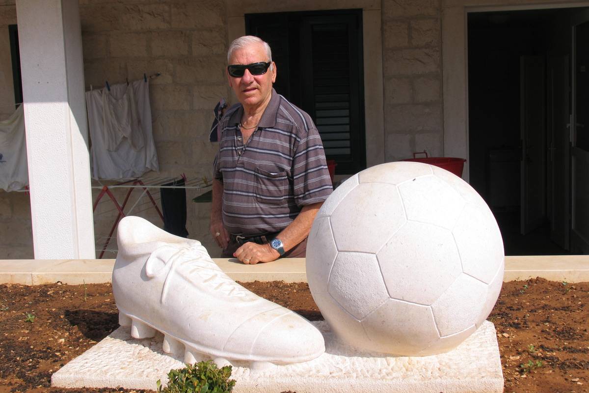 'Vatreni' u Split, a šjor Lovre (88) dovodi Hajduk na Brač