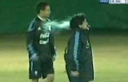 Legenda: Diego Maradona sa cigarom igrao nogomet