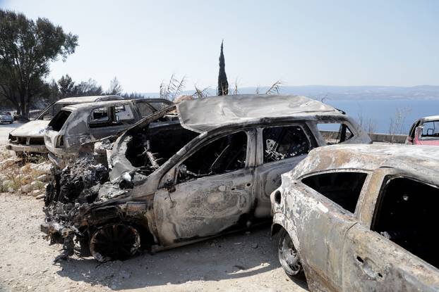 Omiš: Veliki broj izgorenih automobila u požaru