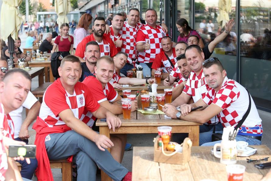 NavijaÄi se okupljaju u Trnavi uoÄi poÄetka utakmice izmeÄu SlovaÄke i Hrvatske