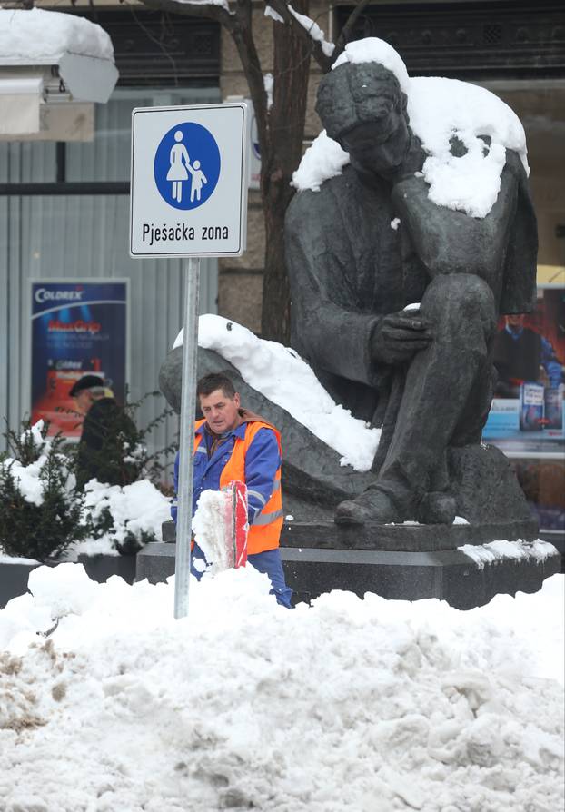 Zagreb: Djelatnici zagrebačkog Holdinga čiste snijeg po gradu