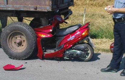 Maloljetnik se skuterom zabio u traktor i ozlijedio