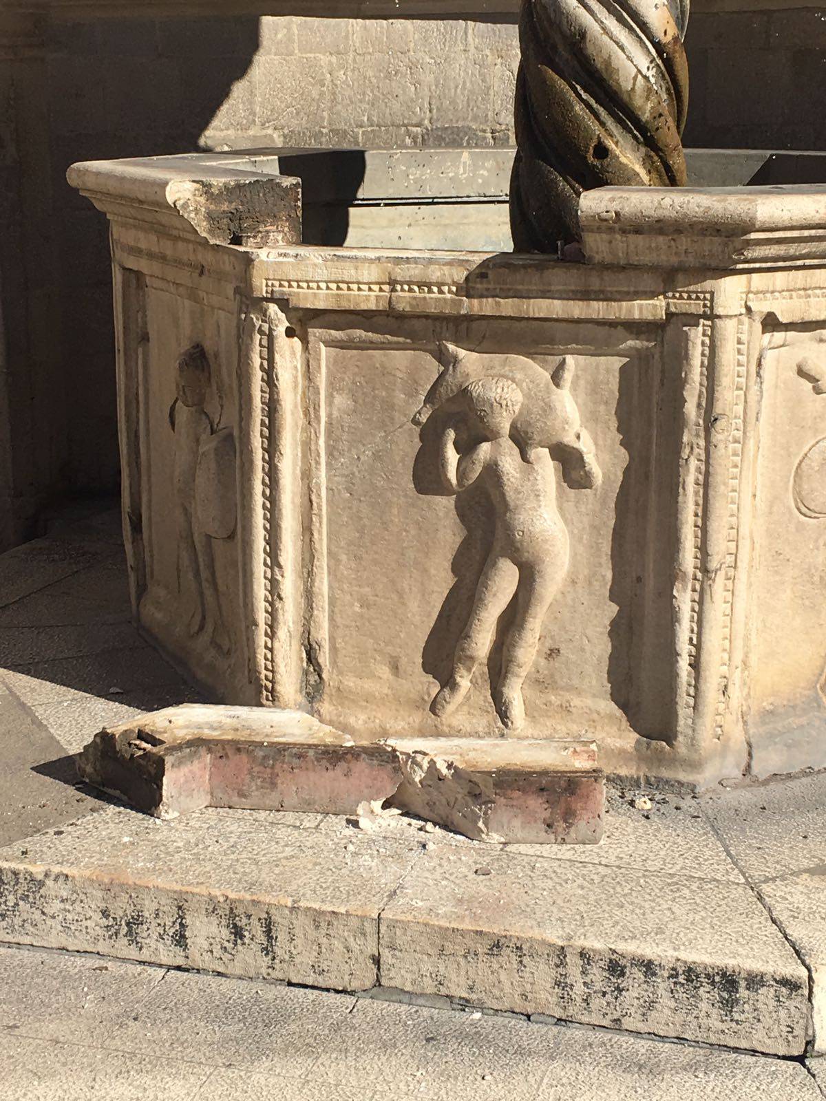 Turist točio vodu: Odlomio je komad Male Onofrijeve fontane