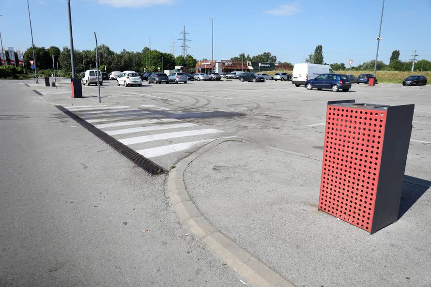 Zagreb: Parking Supernove nakon jučerašnje prometne nesreće u kojoj je više osoba ozlijeđeno