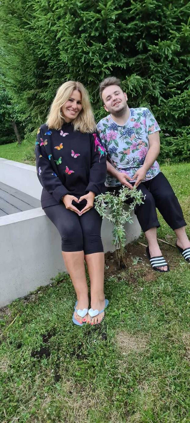 FOTO Iva Todorić je među cvijećem pronašla sreću: Podijelila fotke svog vrta