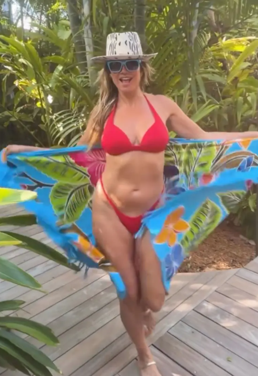 FOTO Heidi Klum grudi skrila samo rukama: U tangama i bez grudnjaka uživa u zalasku sunca