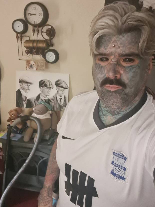 FOTO Više mu ne stane nijedna tetovaža! Uklonio je i bradavice. Evo kako je prije izgledao: Wow