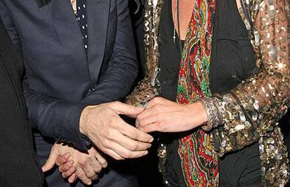Kate Moss se dosađivala u klubu  s dečkom rokerom