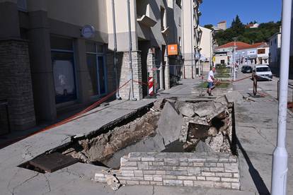 FOTO Građani šokirano gledaju rupu u zemlji usred Benkovca