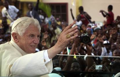 Papa Benedikt XVI. pomolio se uz voodoo hram pun pitona