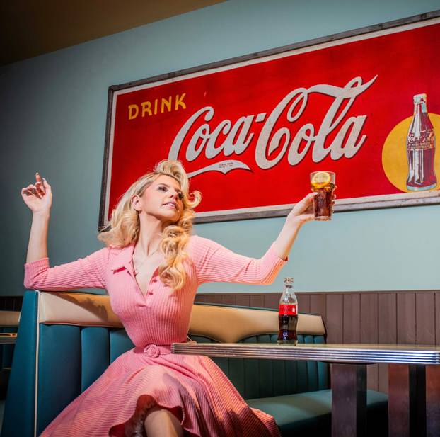 FOTO Mlada ljepotica obožava vintage stil - u retro krpicama donosi seksepil iz 1950-ih