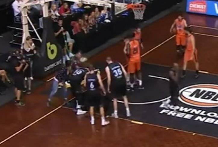 Strava na košarci: Igraču ispalo oko, suigrači se molili za njega