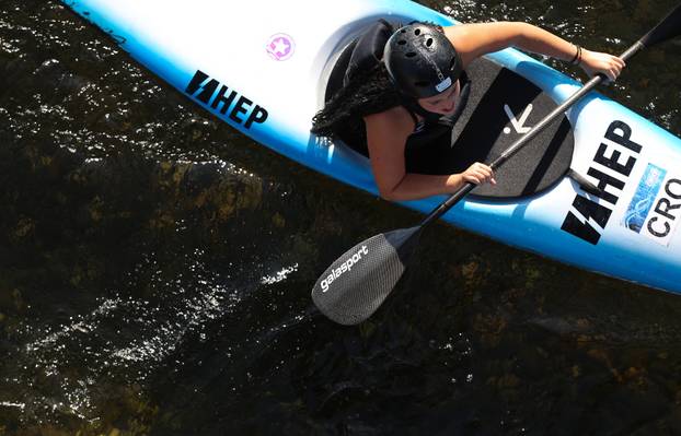 Zagreb: Kajakašice i kajakaši uživaju u Savi čiji je nizak vodostaj otkrio sprudove