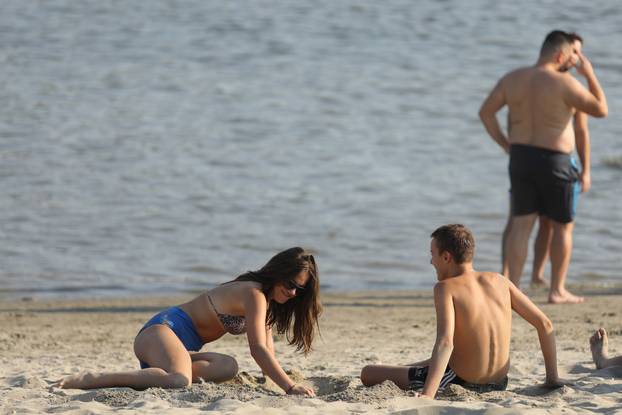 Osječani pronašli rashlađenje u Dravi