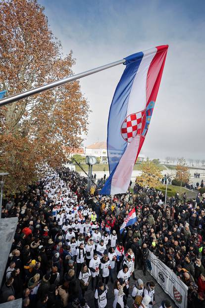 Kolonu sjećanja u Vukovaru predvodi 2566 mladih. Nose bijele majice s imenima žrtava