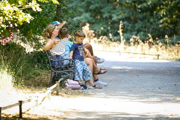 Zagreb: Nedjeljno popodne u parku Maksimir