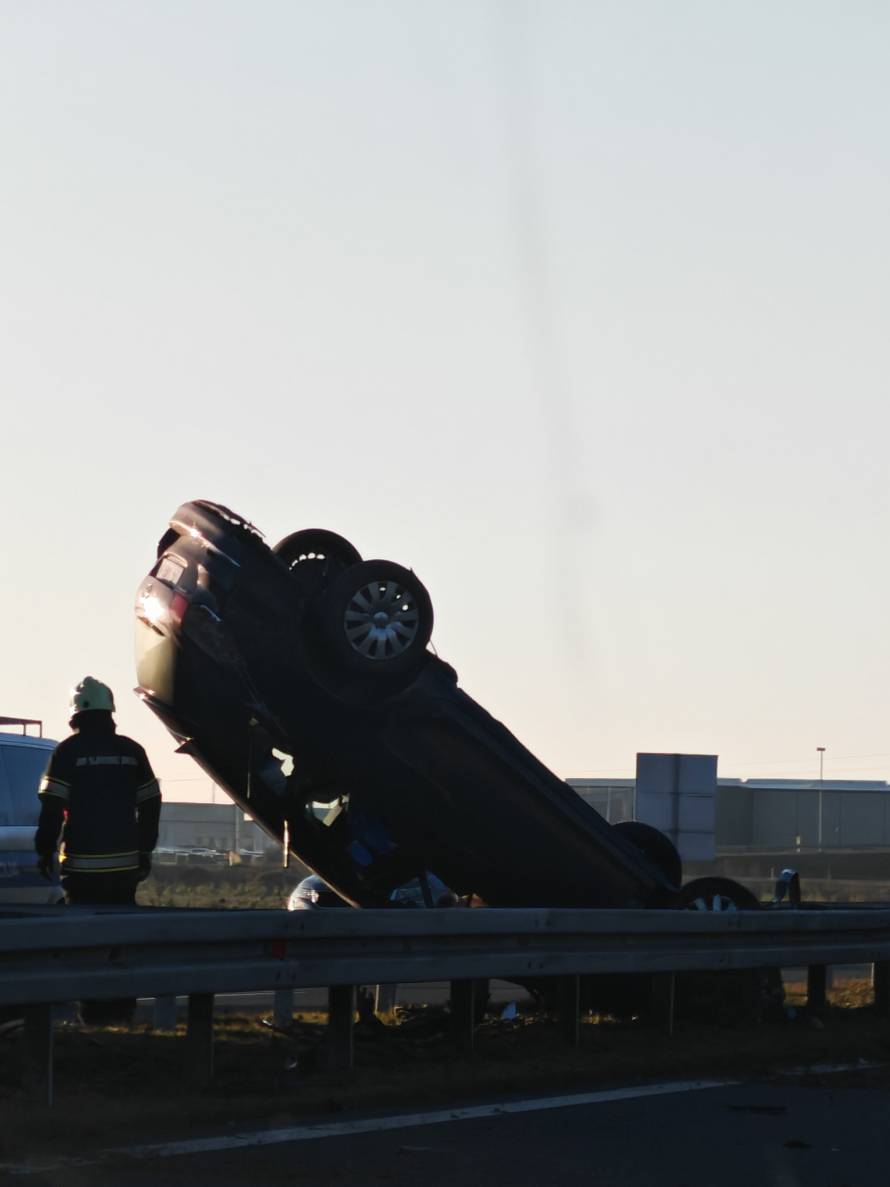 VIDEO Teška prometna nesreća kod Slavonskog Broda: Troje ljudi prevezeno je u bolnicu