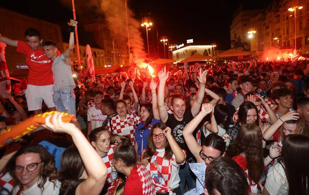 Zagreb: Navijačice i navijači na glavnom Trgu prate utakmicu Hrvatska-Škotska