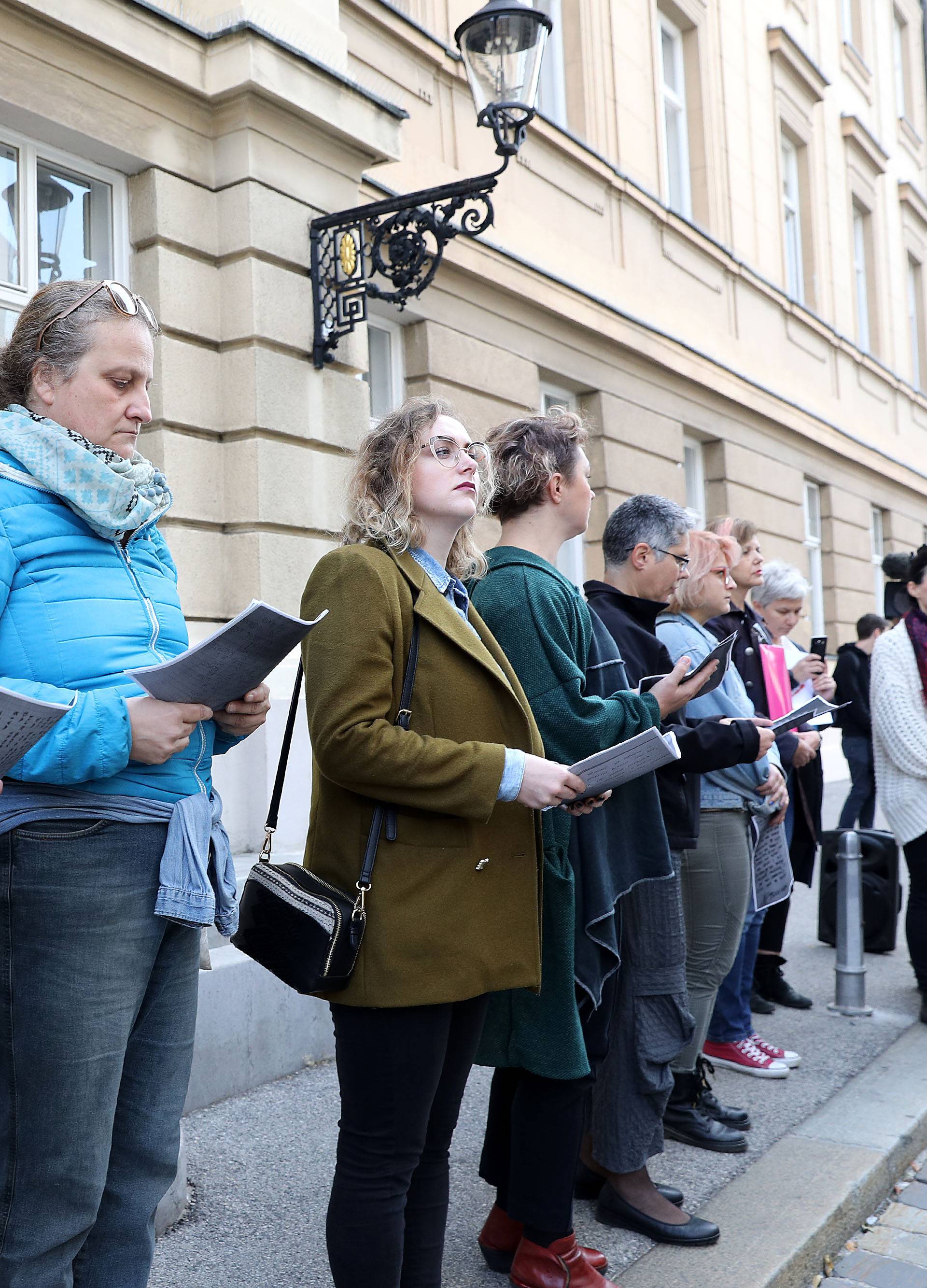 Zagreb: Aktivistice udruge RODA javno Äitale potresna svjedoÄanstva Å¾ena