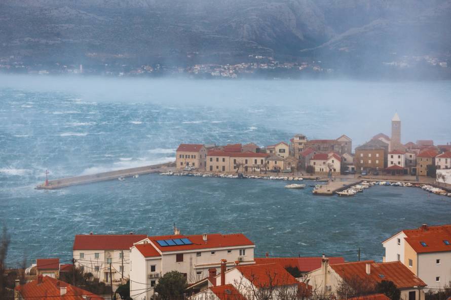 Orkanski udari Bure u Vinjercu