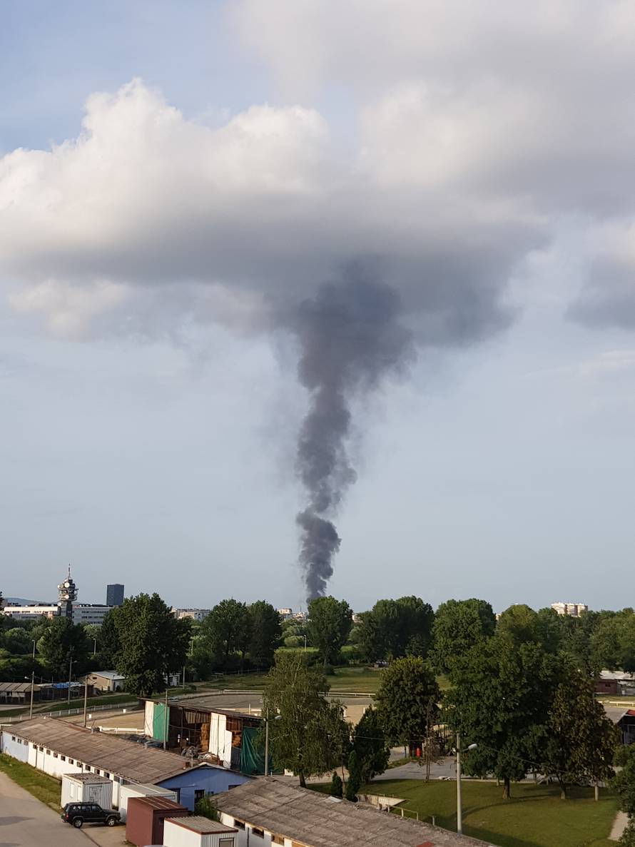 Požar u 'Staroj Zagrepčanki': Nad gradom se nadvio crni dim