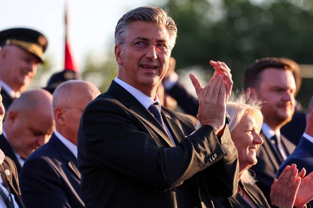 Zagreb: Uzvanici iz lože prate svečani vojni mimohod u povodu 30. obljetnice VRO Oluja